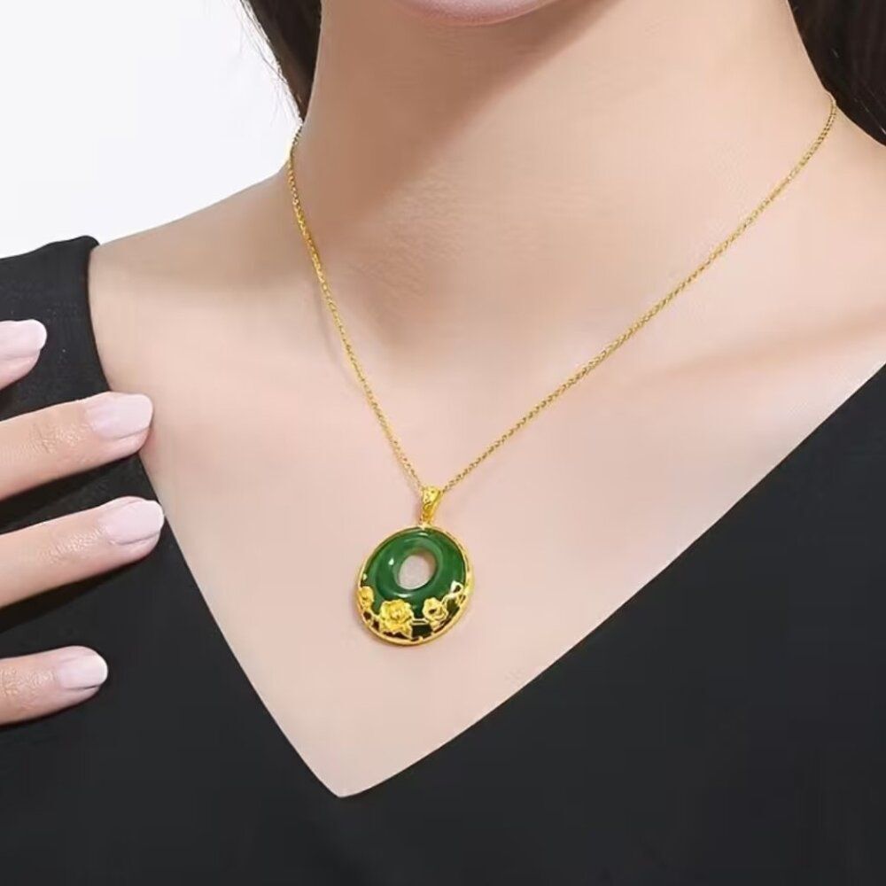 Necklace Green Temperament and Wealth Attracting Rose Safety Buckle Pendant